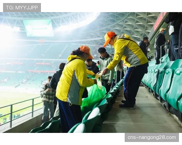 门兴球迷在客场看台打出巨型TIFO，致敬即将离任的俱乐部主席